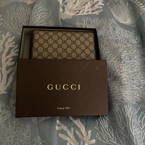 Men’s Gucci credit card wallet